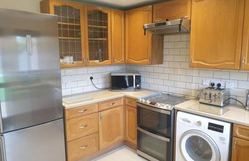 London Luxury 6 Bedroom Family House Sleeps 12 people Parking for 4 Cars Close to tube. - Foto 27