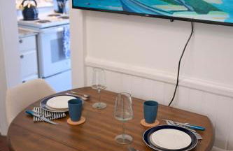 The Maiden Voyage - Themed Getaway, Steps to Forsyth, King Bed, Grill, Games, Picnic Basket - Foto 12