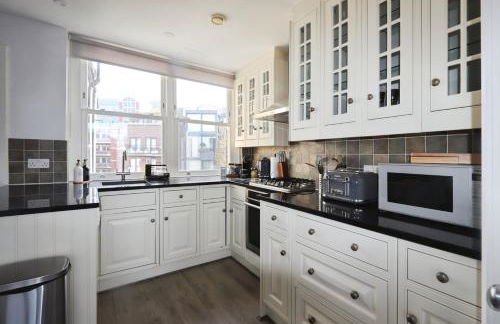 Large 3 bedrm apartment in heart of Theatre Land - Photo 13