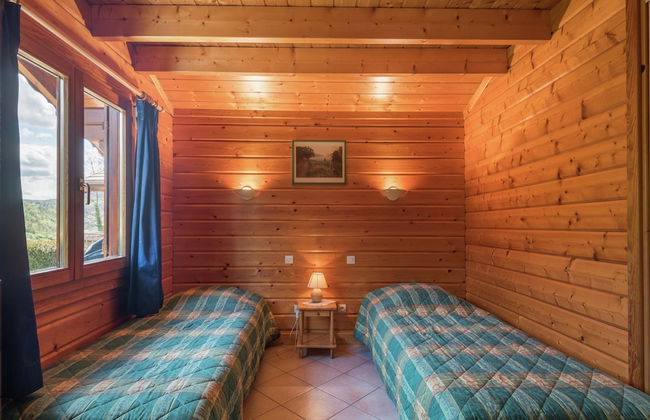 Chalet in Lovely, Rich Forest Setting With a Beautiful View - Photo 12