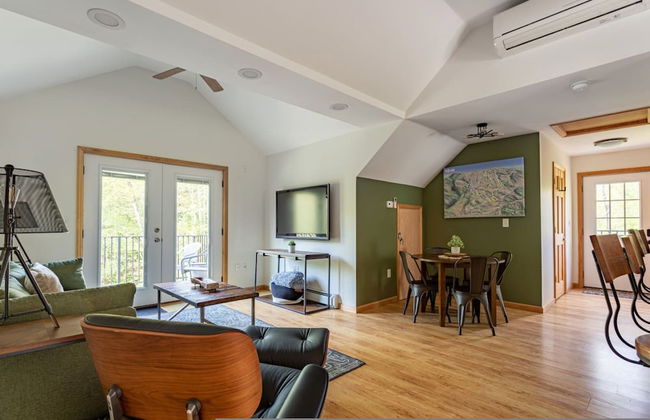 Family Fun Oasis Hot Tub Steam Room Pool Stream Firepit Games - Foto 53