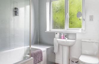 Spacious 2BR Home w Garden 2-Min Walk to Town - Foto 23