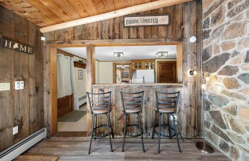 Coastal Red Farmhouse w/Firepit - Holiday Home - Foto 23