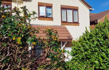 Spacious Seaside Home in Peaceful Coastal Setting - 5 Minutes Walk to the Beach - Foto 34