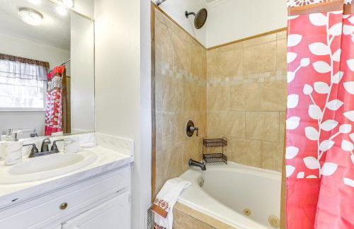 4 Mi to Dtwn Home with Deck and Yard in Wilson - Foto 12