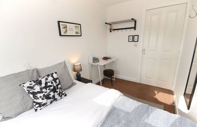 Modern 4 Bed Townhouse with Parking - Foto 7