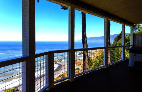 Amazing Oceanview 2 bedroom Oceanfront! by OceanviewHotTubs Shelter Cove, CA Tesla EV Station - Foto 74