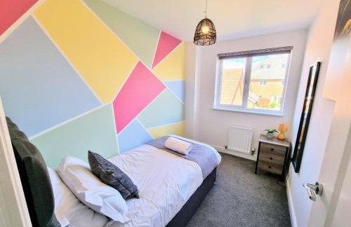 Spacious 4BR House Sleeps 8 with Free Parking, Contractor Friendly, Near Basildon Hospital & London Links - Foto 13