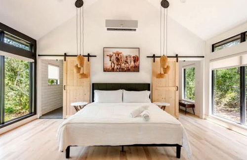 Tranquil Modern Cabin with Friendly Farm Animals & Pond Views Near Cedar Creek, Texas - Photo 9