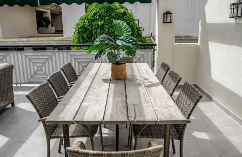 Sensational and Exotic 3-Bedroom Retreat in Nueva Andalucia with a Palm Garden - Foto 23