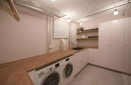 - Forest Retreat Deluxe - 2 Bedroom Apartment - 75 qm - Fully Renovated 2025 with TV & Netflix - King Size Beds - Full Kitchen - Free Parking - Close to Airport & Train - - Foto 41