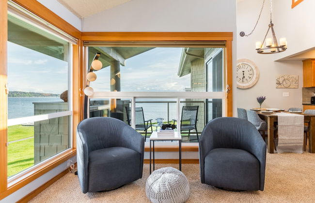 Coastal Chic Beach Condo by Avantstay Balcony - Photo 17