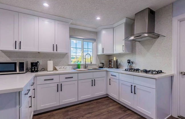 Stunning LA Luxury Retreat: Ideal for Work or Play - Foto 13