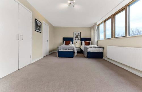 Large Group & Contractor Booking! Duplex w/Parking - Photo 9