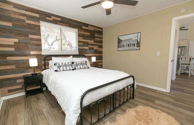 Texas Charm Cottage - 1 Block From the Lake & Hill Country Views - Foto 3