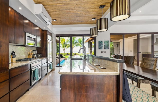 Beachfront Villa - Sunsets and Daily Maid Service - Photo 8