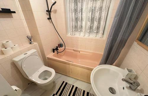 Spacious Luton Airport Accommodation - Perfect for Contractors, Families, Tourists & Long Stays - Foto 52