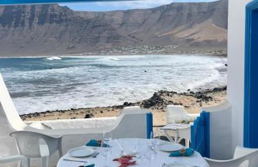 Villa Beachfront Famara - Photo 1