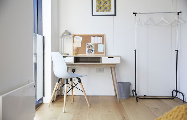 Stylish modern home in Manchester city centre with parking - Photo 3