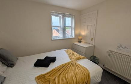 Large Modern House With Private Parking - Photo 158