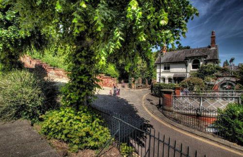 Beautiful period cottage, exceptional riverside location in the heart of Chester - Photo 4