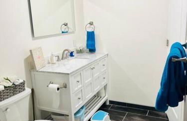 Hot Tub Steam Shower Gym in Charming Family Home! - Photo 27