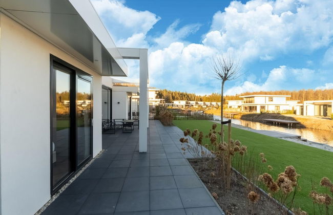 Cozy Villa With Lakeside Views - Photo 33