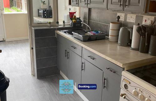 3-Bedroom Family Home with Free Parking and WiFi - Photo 4