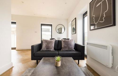 Staines Riverside by Charles Hope - Foto 72