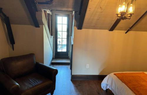 Upscale Industrial Penthouse - Foto 12