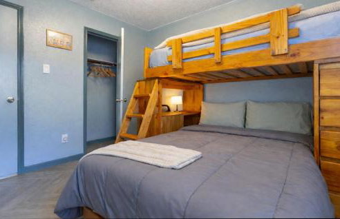 4BR Retreat with Game Room & Massage Chair - Sleeps 12 - 2 Kings - Step-Free - XL Private Patio - Foto 30