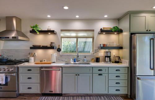 Ski, Hike and Fish Mtn-View Gem with Deck in Tuolumne - Foto 7