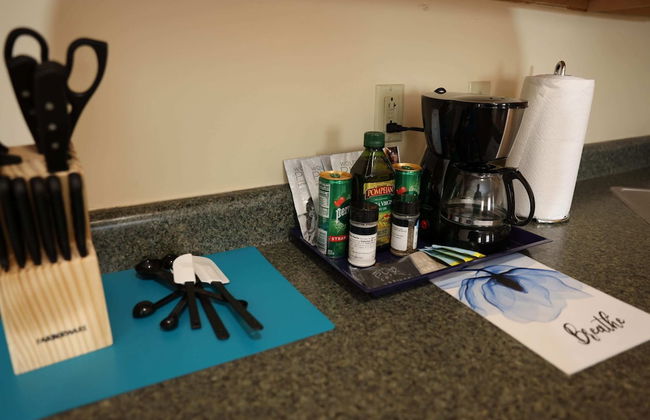 University Retreat With Plenty of Restaurants Nearby - Photo 10