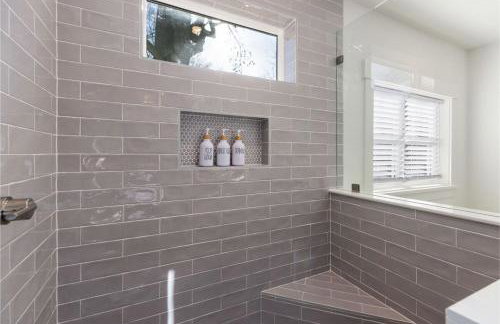 Bancroft Bungalow - Hot Tub, Fire Pit - Near Uptown - Foto 16