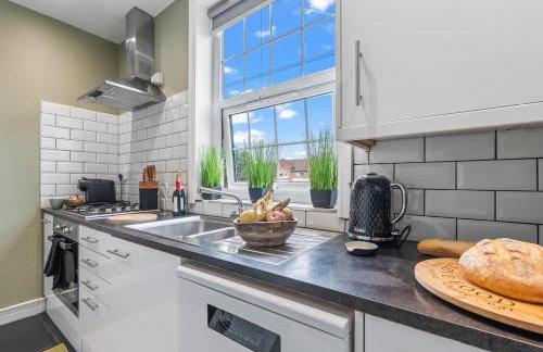 Stylish 4Bed Executive Stay WiFi and Parking - Photo 14