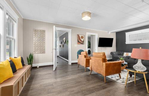 Roomy Central Hub, Games, Fire Pit & Downtown Fun - Foto 15