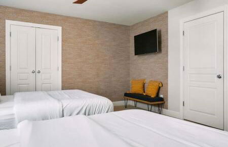 Modern Home next to Vanderbilt Campus with Parking, Screened Porch & Workspace, Walk to Hillsboro Village, Fido & Pancake Pantry, Minutes to Music Row, 12 South & Broadway, Perfect for Families, Friends & University Visits - Foto 19