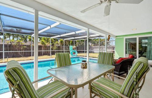 Walk to Beach Indoor-Outdoor Living w Pool - Photo 9