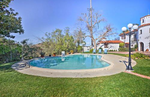 The Castle Hacienda Heights Home with Patio and Pool - Foto 27