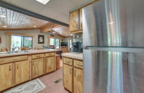 Rose City Cabin with Fire Pit and Lake Access - Foto 9