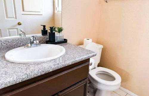 Spacious 4BR Fam Retreat King Bed WIFI And Parking - Foto 15