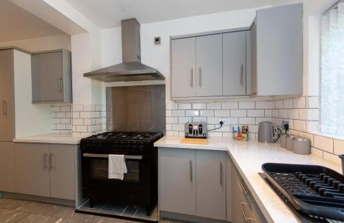 Large House for Groups with Huge Driveway - FREE PARKING - Photo 8