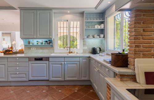 Charming Andalusian-Style Beach Villa - Foto 19