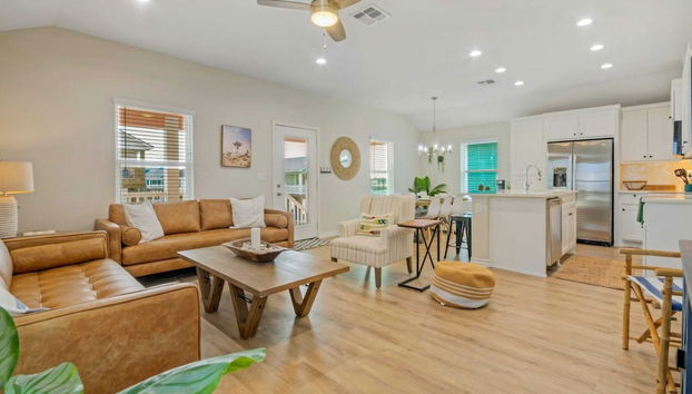 Patio Lounge w/ Firepit! Nature Preserve Views Surf-n-dipity by Avantstay - Foto 5, Interior