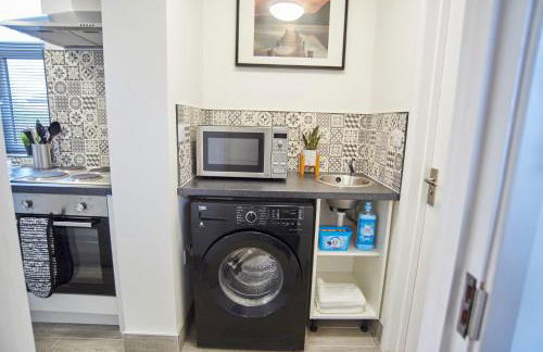 Doctors lane Stylish 3 Bedroom contractor Family House with Parking - Photo 24