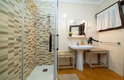 8 to 10 Sleeps Private Pool Villa & BBQ Near Barcelona - Foto 23