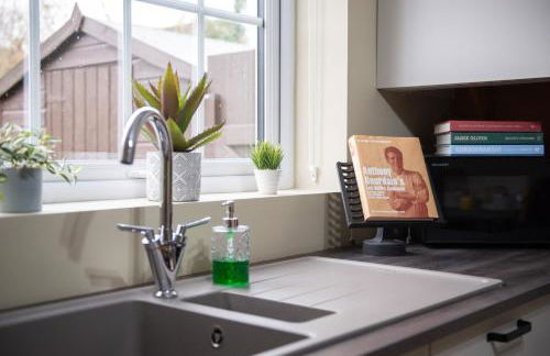 Central 3-Bedroom House Sleeps 5 with Parking - Foto 26