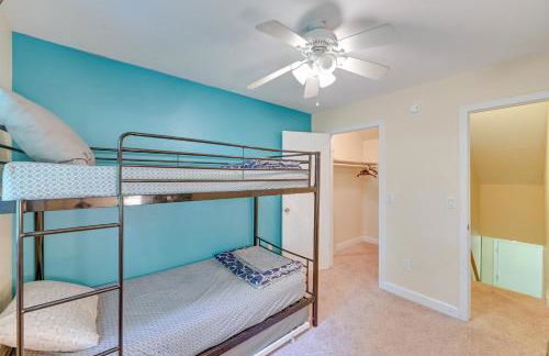 Lake George Townhome with Deck 2 Mi to The Outlets! - Foto 19