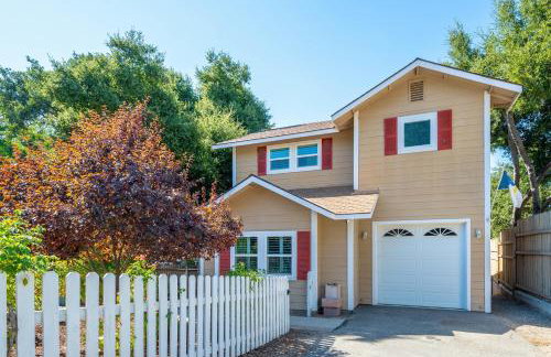 Lavender & Vine - Downtown Retreat with Hot Tub and Fire Pit! - Foto 23