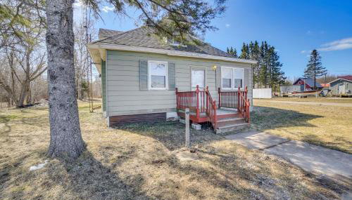 All-Season Seney Home with Private Yard and Fire Pit! - Foto 3